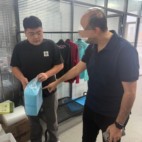 Latest company news about A client from the UAE visited our company to explore cooperation opportunities in pet supplies.