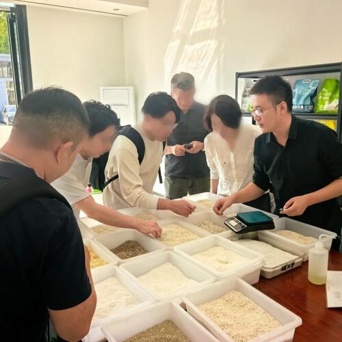 Últimas noticias de la empresa sobre Los clientes japoneses visitan nuestra fábrica para explorar los productos de basura de gato de tofu y las capacidades de fabricación